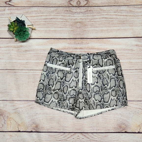 NEW!!! Women's snake print shorts Sz.M - Picture 1 of 2